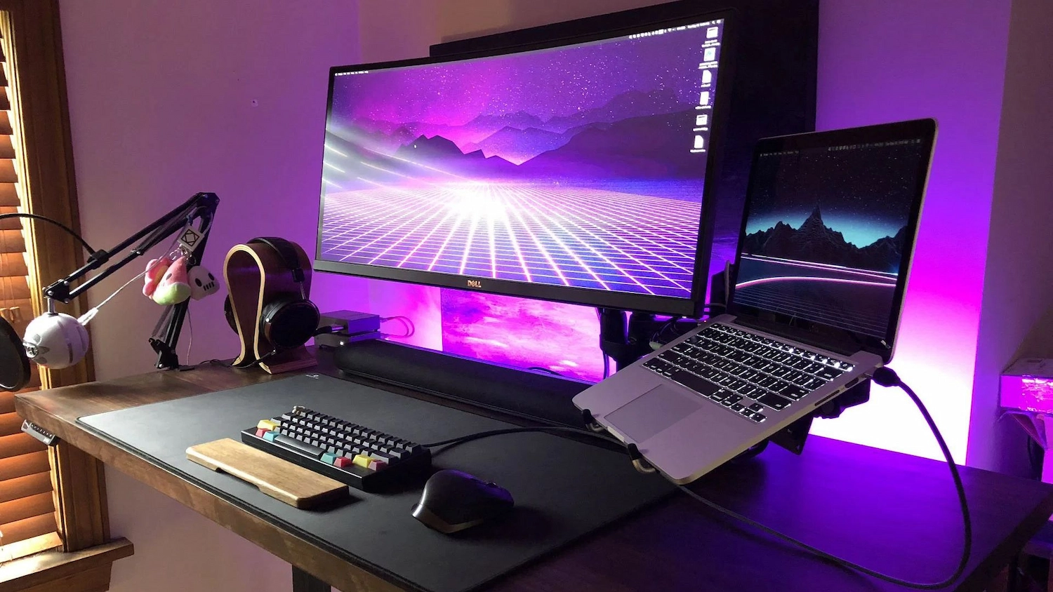 Moderni kannettava tietokone työtasolla